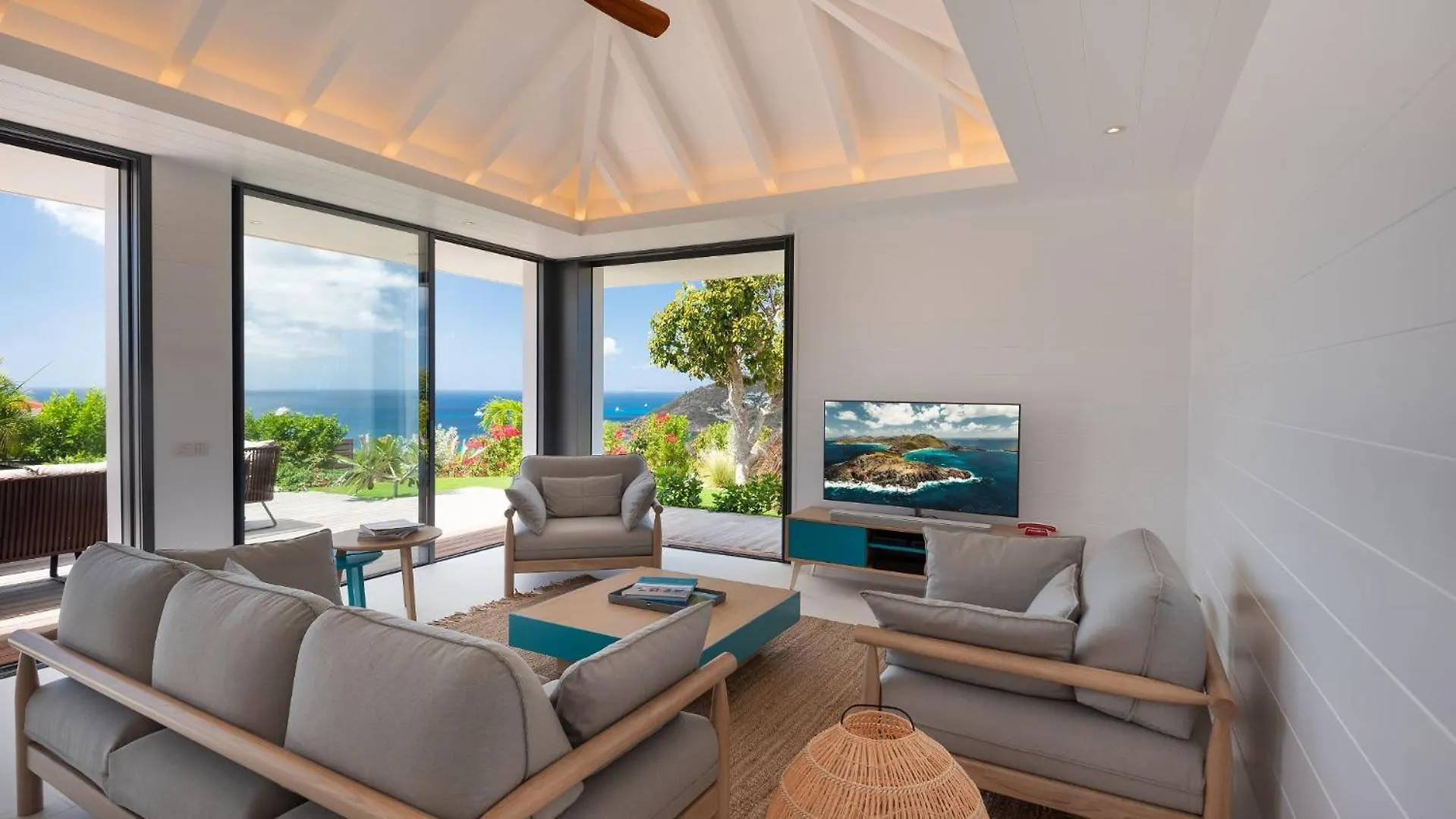 Lovely Decorated Villa with Ocean View グスタビア