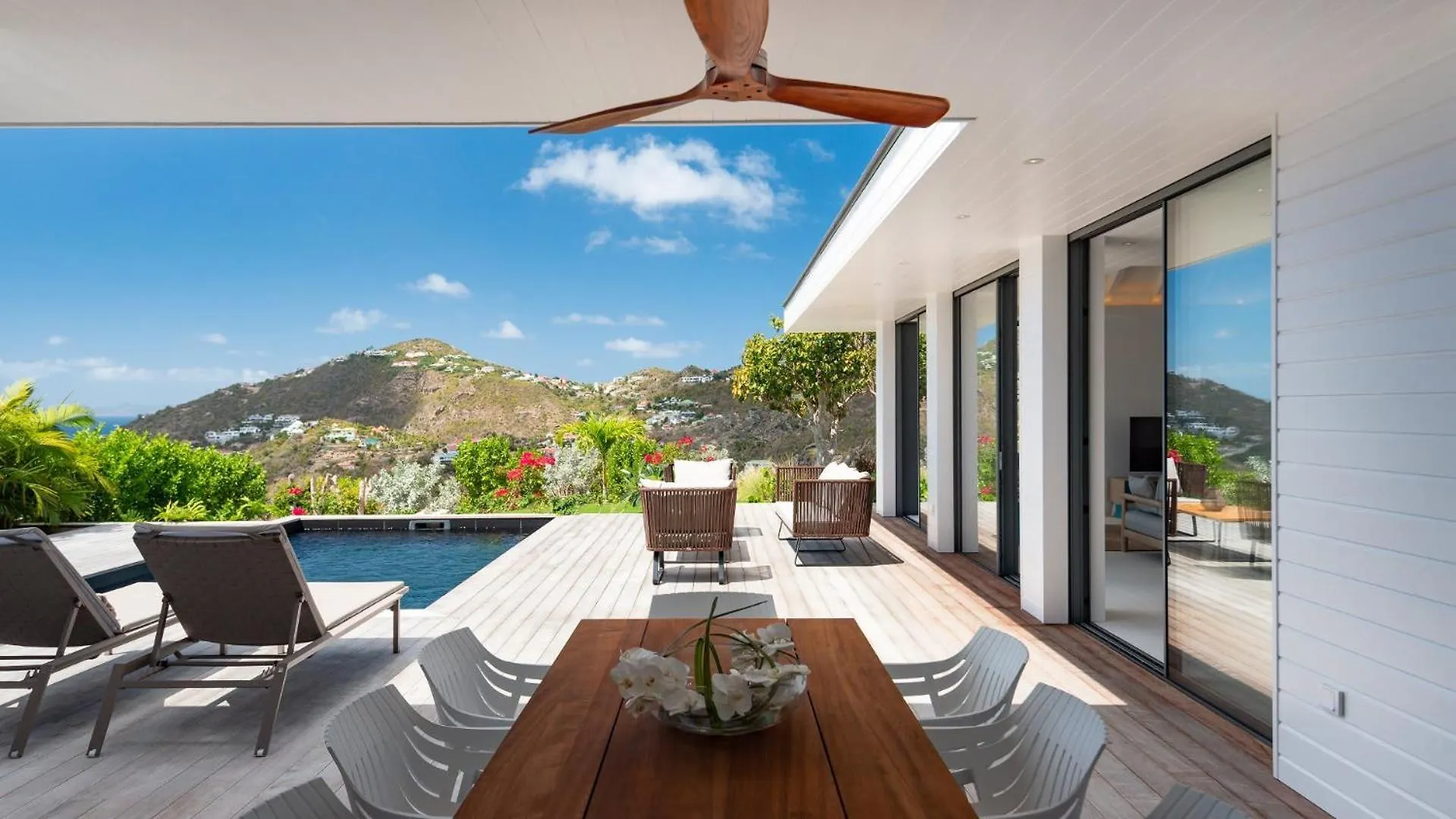 Lovely Decorated Villa with Ocean View غوستافي